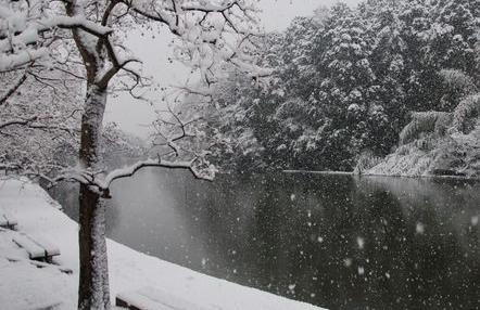 雪景色の堀川