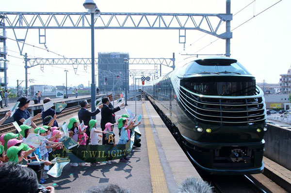 トワイライトエクスプレス瑞風駅停車の様子