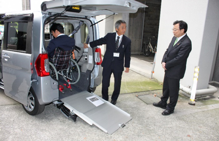 福祉車両に車いすが収まる様子