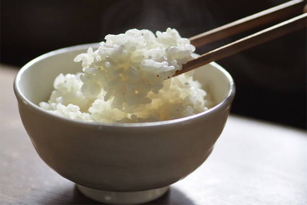 独身者にも好評の炊き立てご飯無料提供