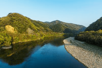 製紙業に欠かせない豊富な水資源を供給する江の川