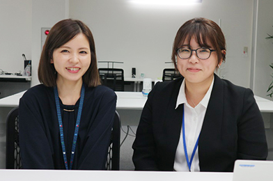 江津Officeチーフの千代延奈苗さん・青木彩佳さん