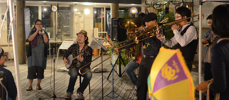 松江市内で開催されたイベントでトランペットを吹いている西川さん