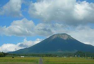 夏は雪山、冬はスキー(大山)