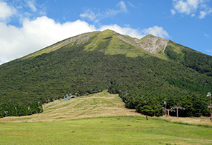 夏は登山、冬はスキー(大山)