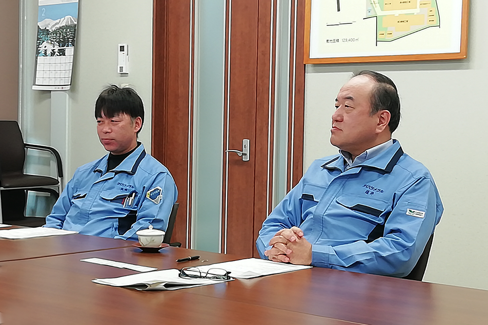 出雲工場 工場長 蓮井良信氏（右）・工務部部長 池田浩氏（左）