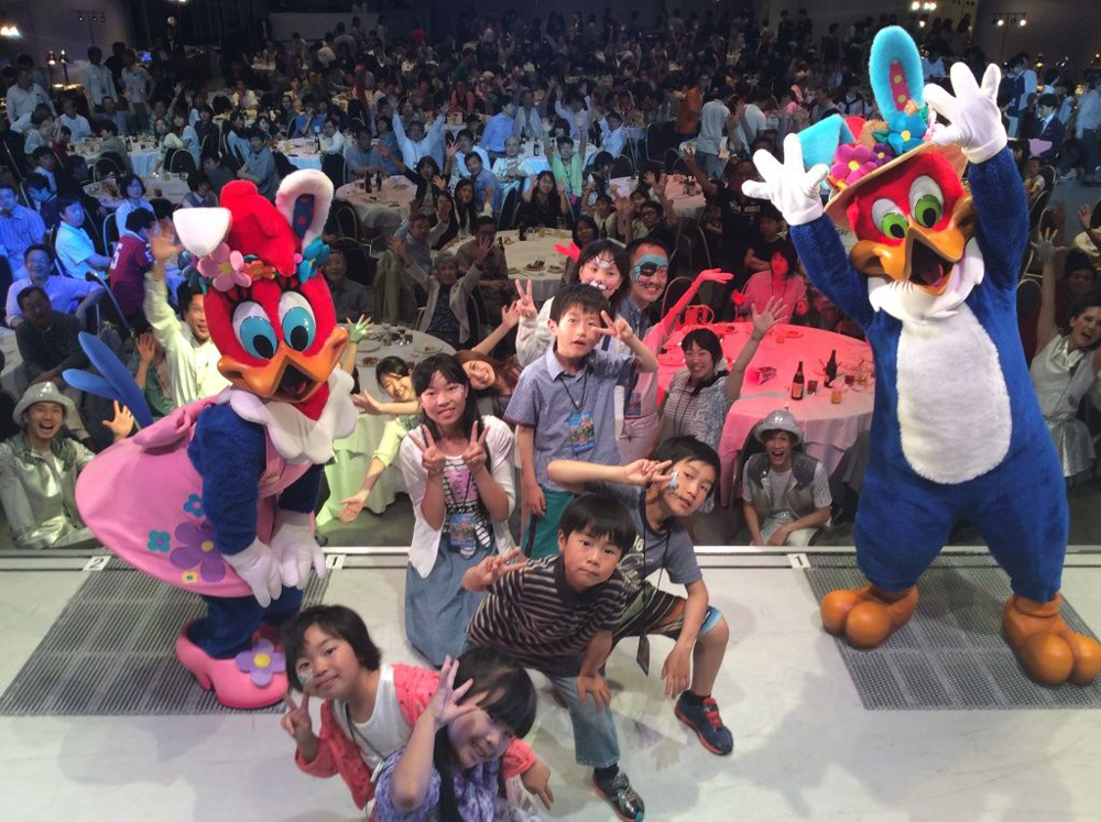 家族ぐるみで和気藹々と交流（USJにて）