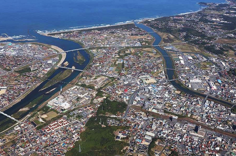 豊かな自然と利便性が共存する益田市の市街地