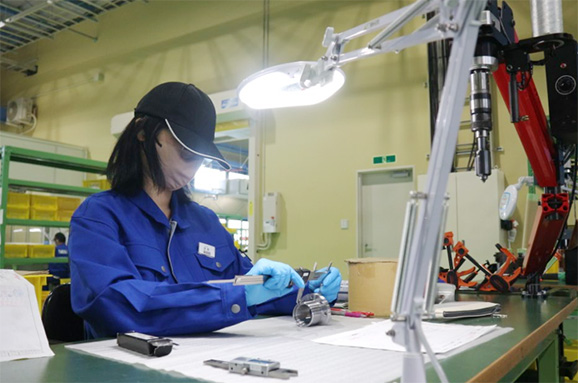 多品種少量生産・表面処理・検査など、難しさを面白さと捉え、業務に取り組む島根工場スタッフ