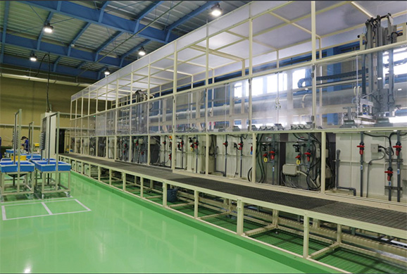 島根工場に導入された、アルマイト処理の全行程を自動で行う設備