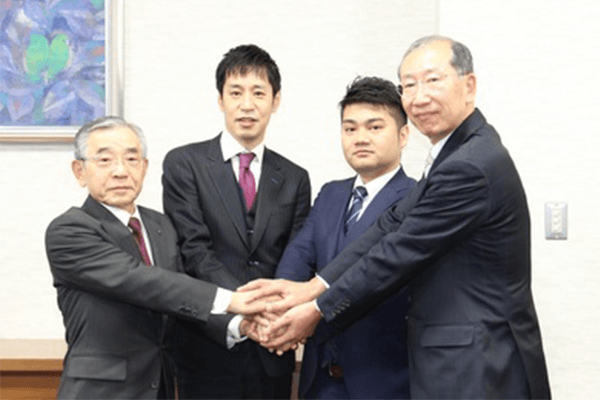 株式会社フェズと共同で行った調印式の様子