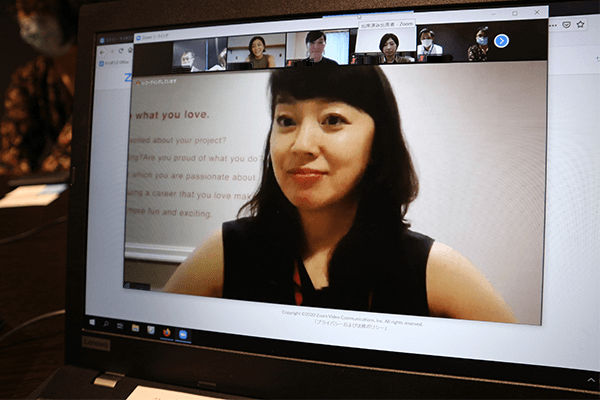 東京本社でリモート取材に応じる黒川社長