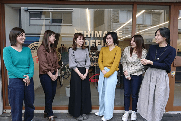 島根オフィス前にて、島根メンバーの皆さん