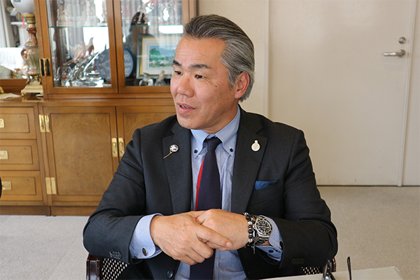 人材採用について語る杦村総支配人