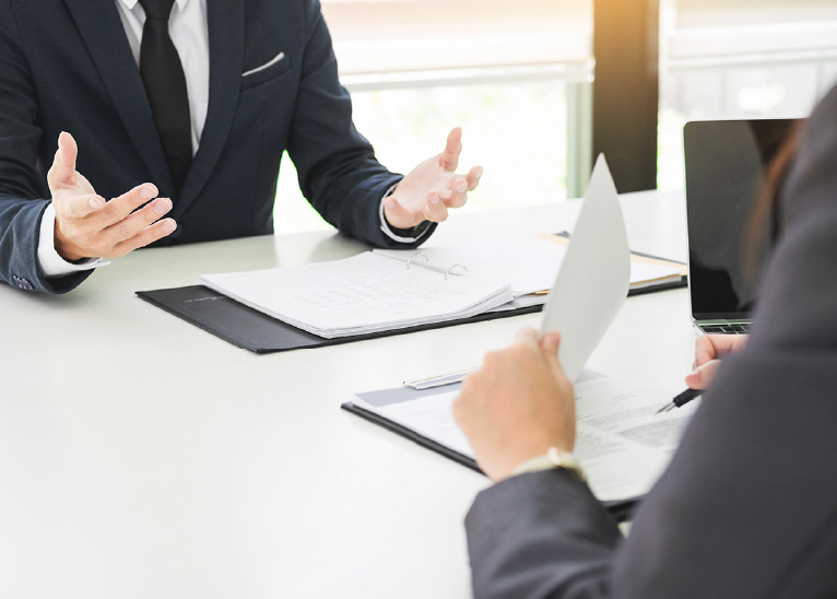 IT協力企業と打ち合わせ